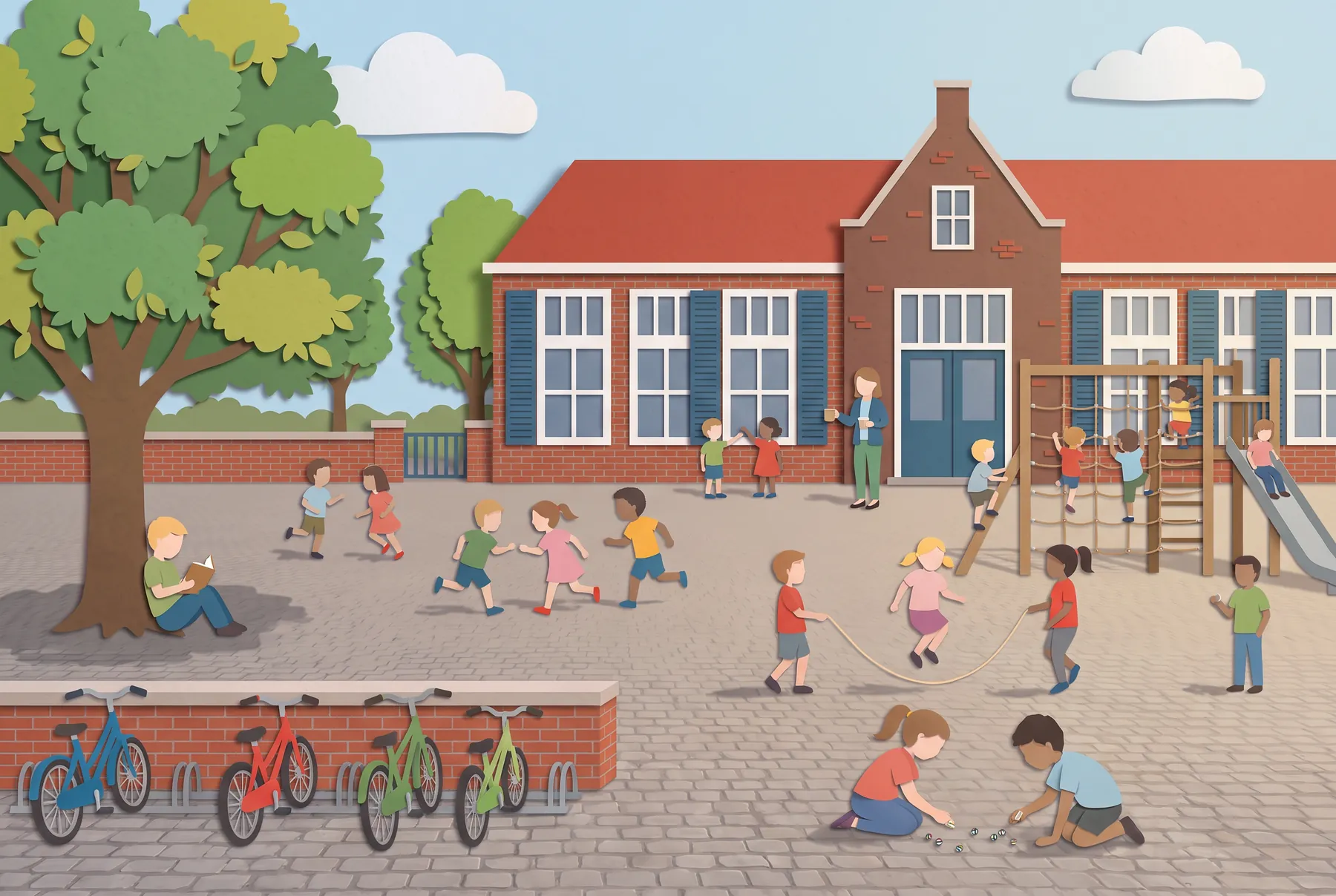Pauze op het plein van een bakstenen basisschool: kinderen spelen tikkertje, springen touw, knikkeren en klimmen; een juf met een kop koffie kijkt toe.